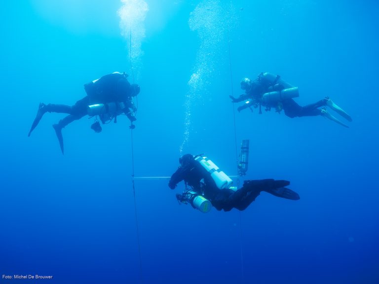 Decompresseren aan het decostation.