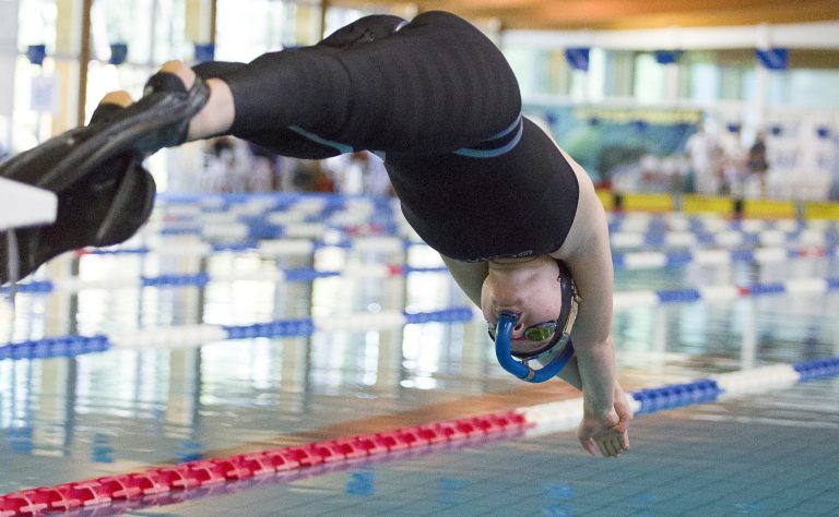 Elise Croes vertrekt met een duik van de startblok.